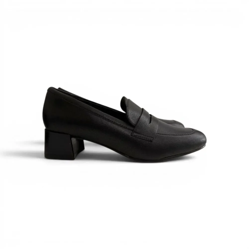 Clarks Iridessa Sky Black loafer. New in Box! Size 8 M